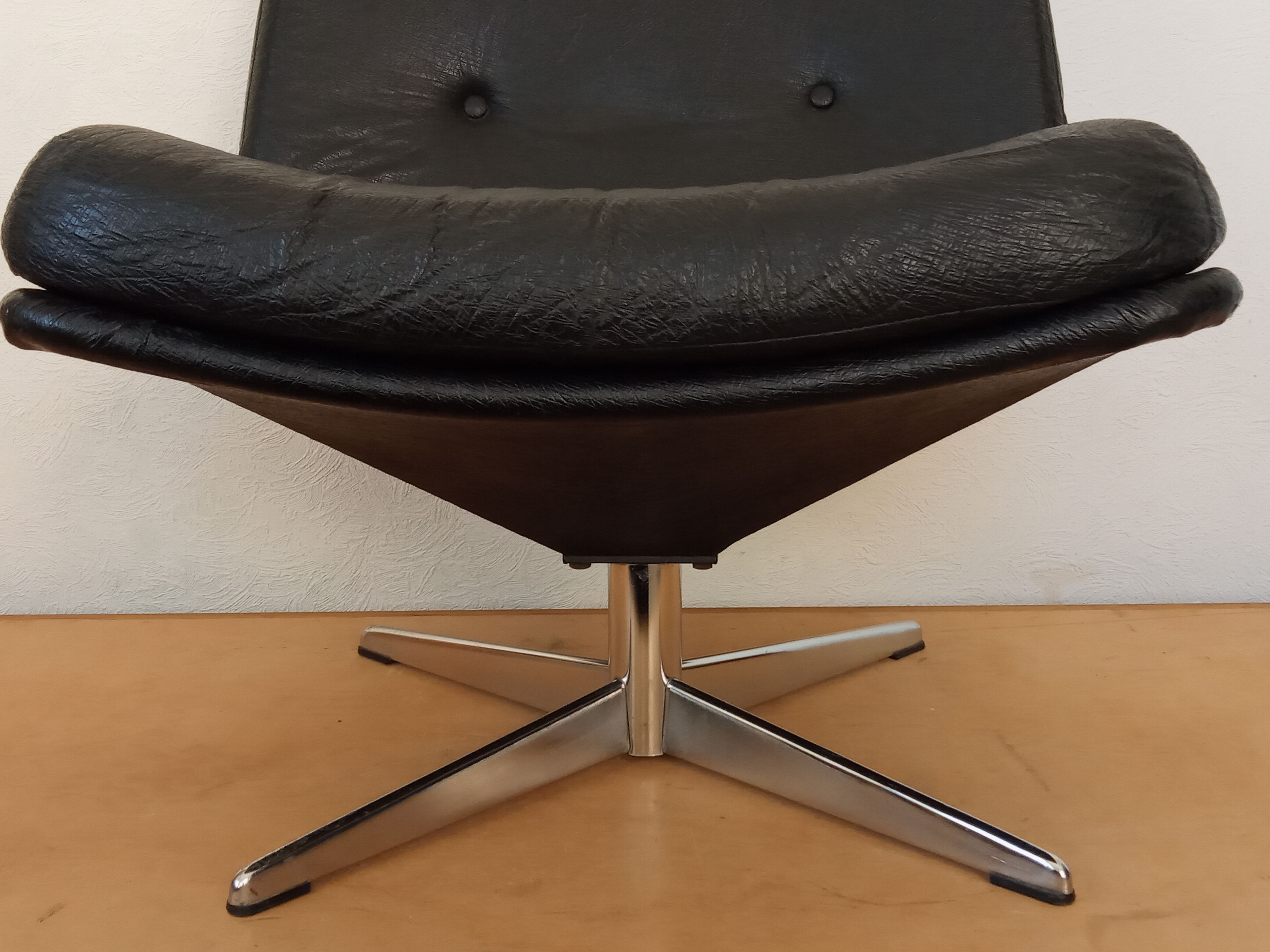 Fauteuil pivotant en skaï noir années 60