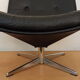 Fauteuil pivotant en skaï noir années 60