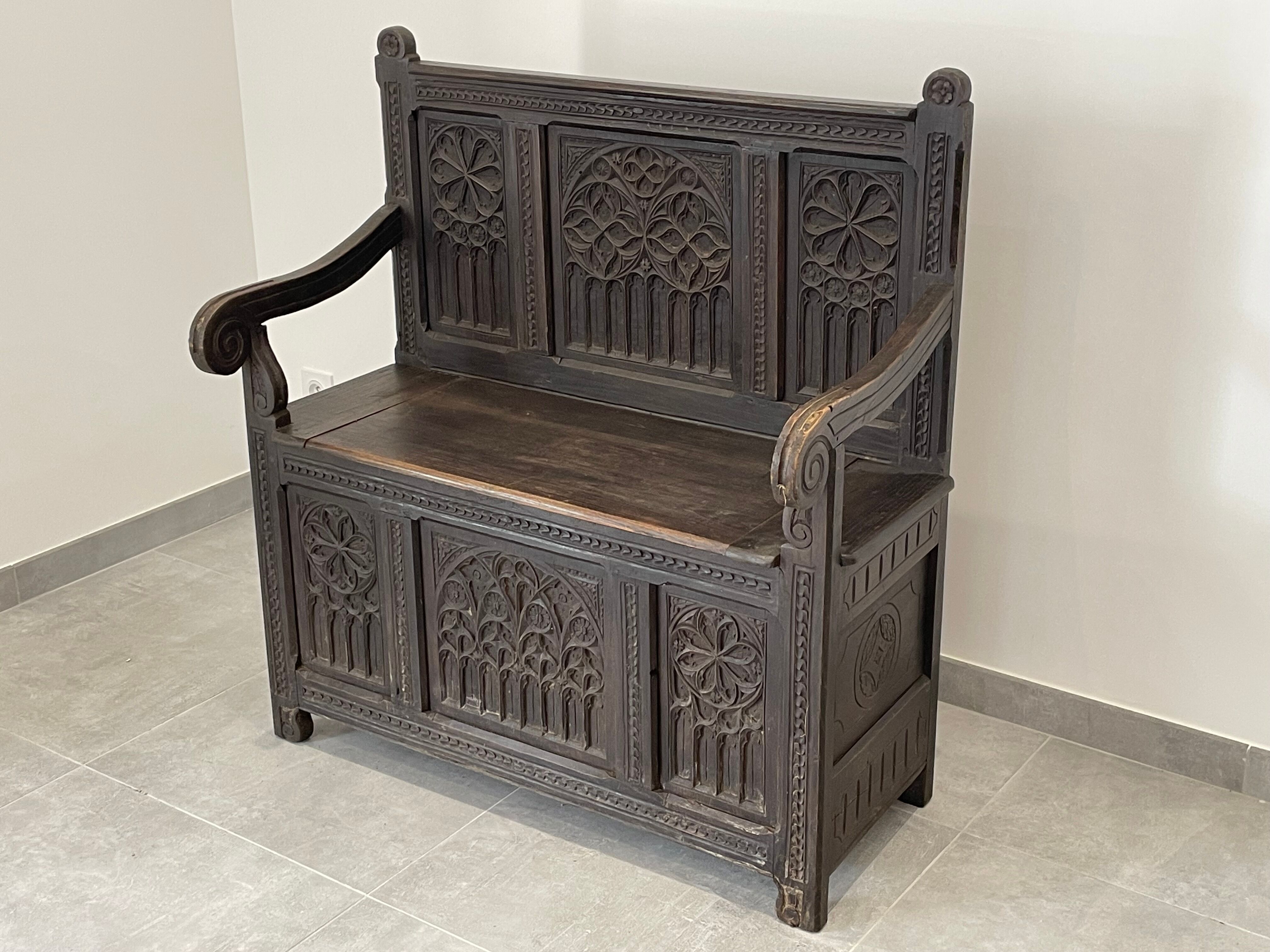 Chest bench in natural wood carved with Gothic motifs