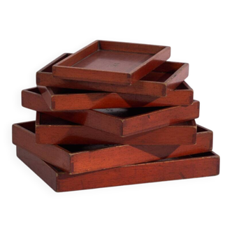 Plateaux japonais anciens empilables en bois teinté – période Taishō–Showa (c.1910–1940)
