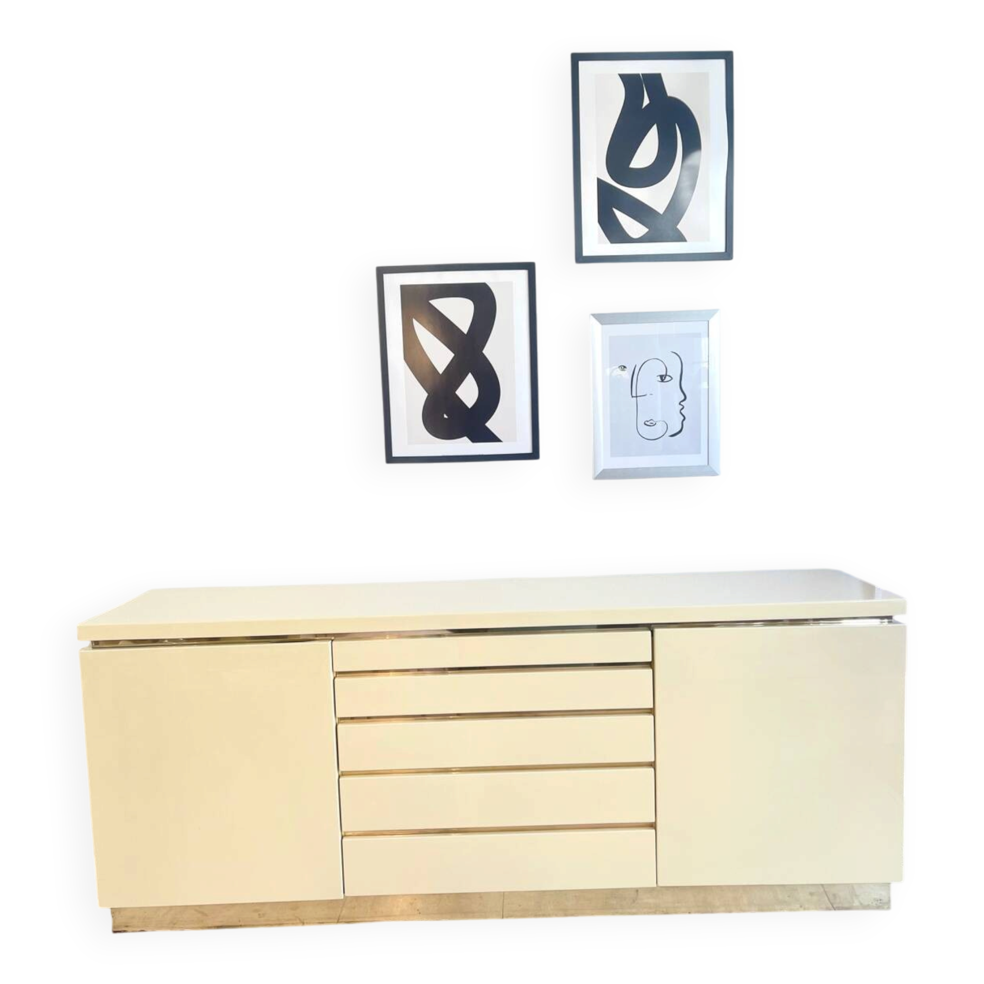 Buffet Jean-Claude Mahey in beige lacquer and brass – circa 1970