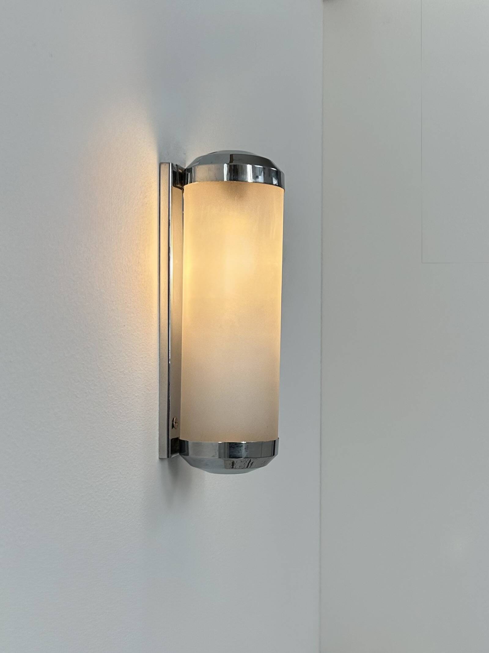 Vintage tubular Art Deco wall light, chrome metal, frosted glass, France, 1930.
