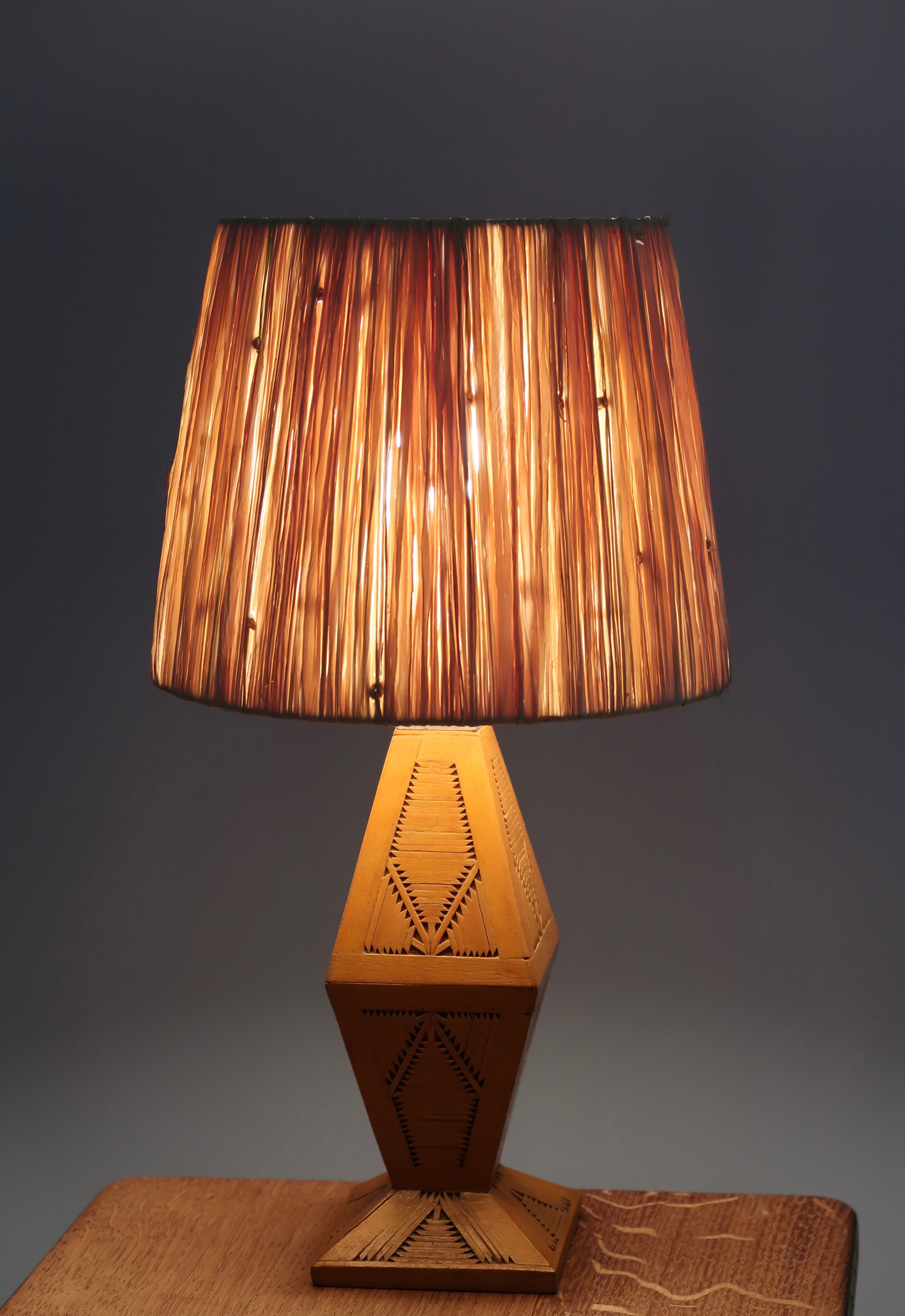 Wooden "totem" lamp, raffia lampshade, 70s
