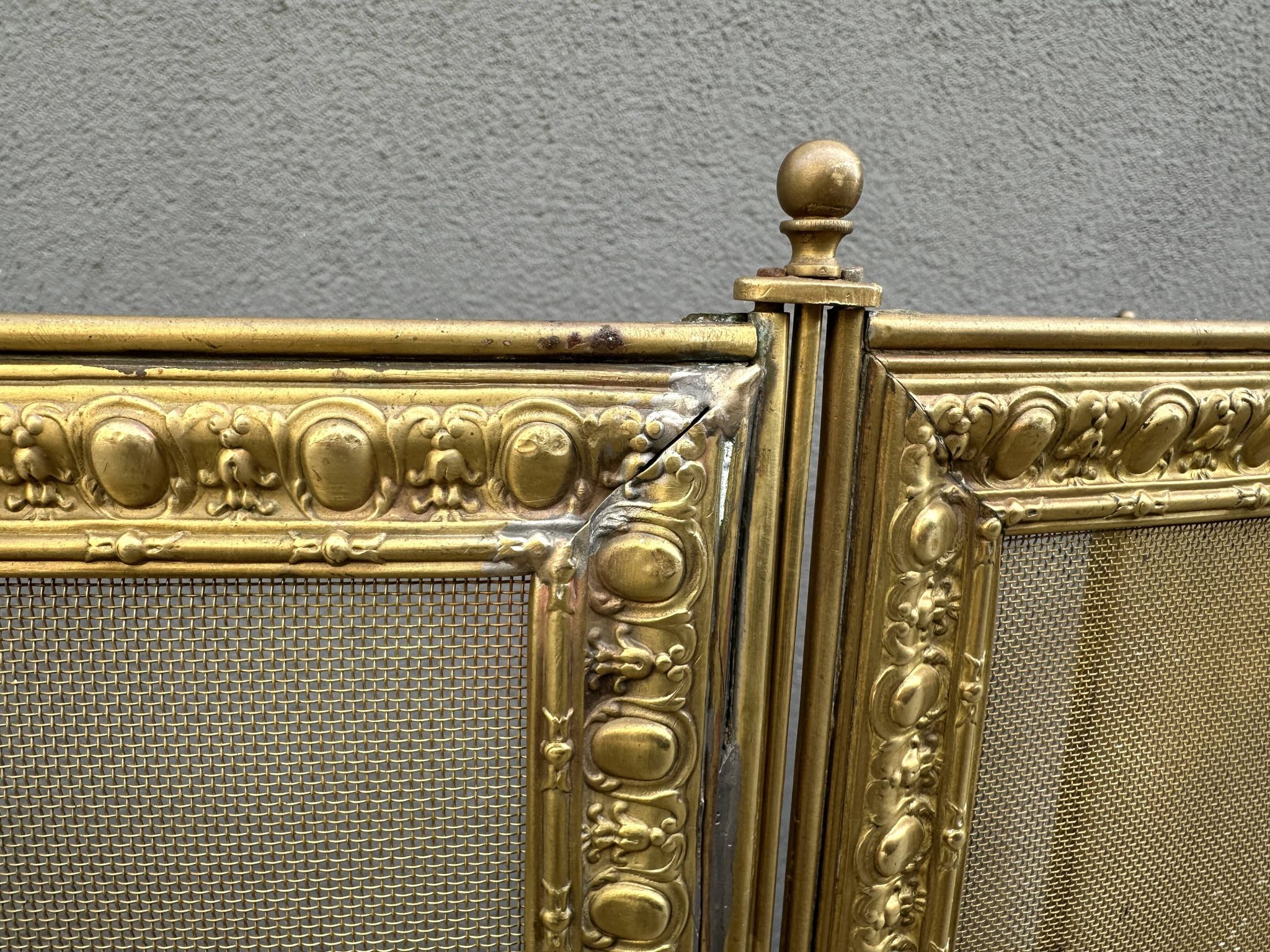 Antique brass fireplace screen from the 19th century by Bouhon Frères.