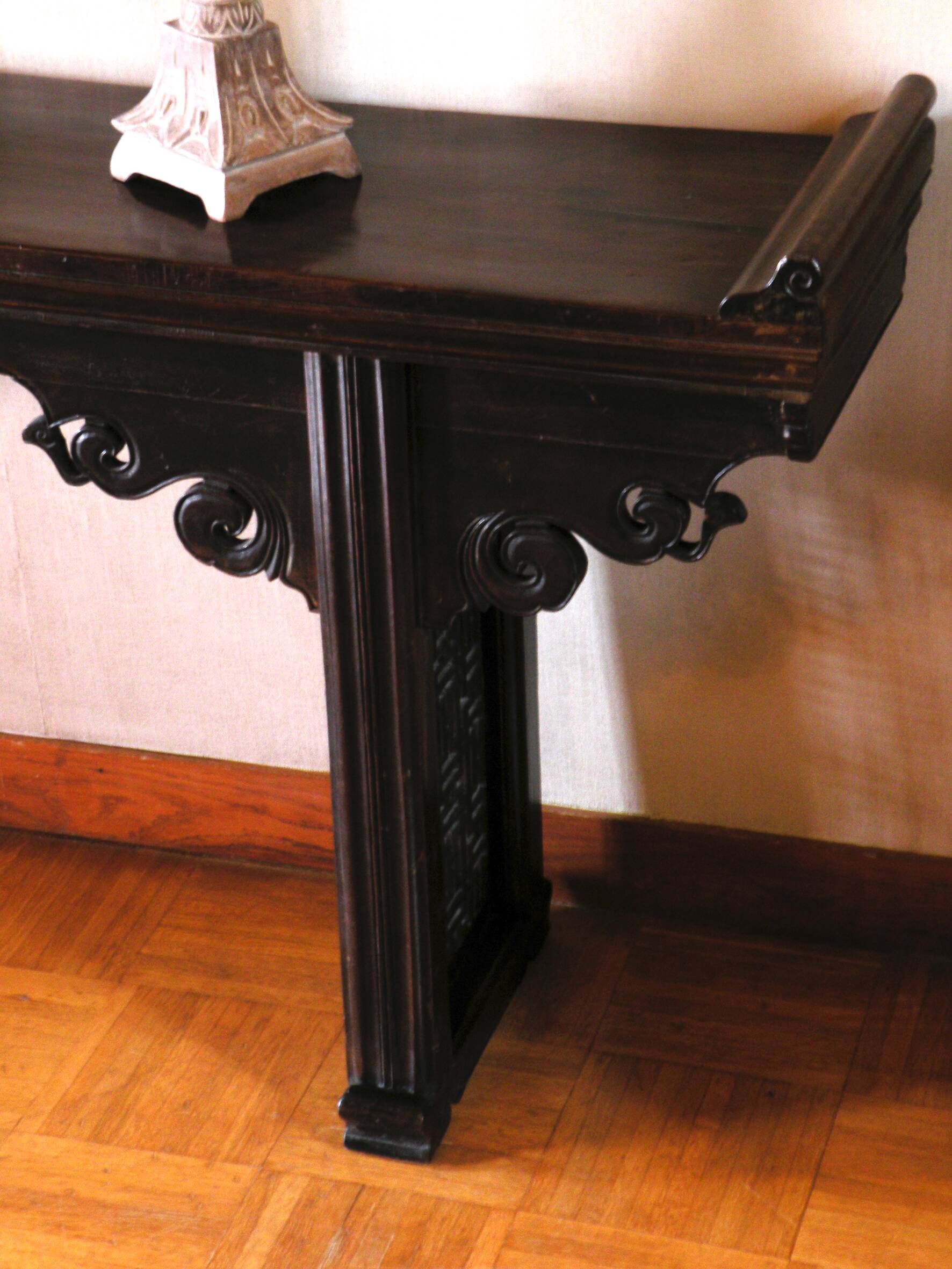 Large Chinese console in lacquered walnut, 19th century.