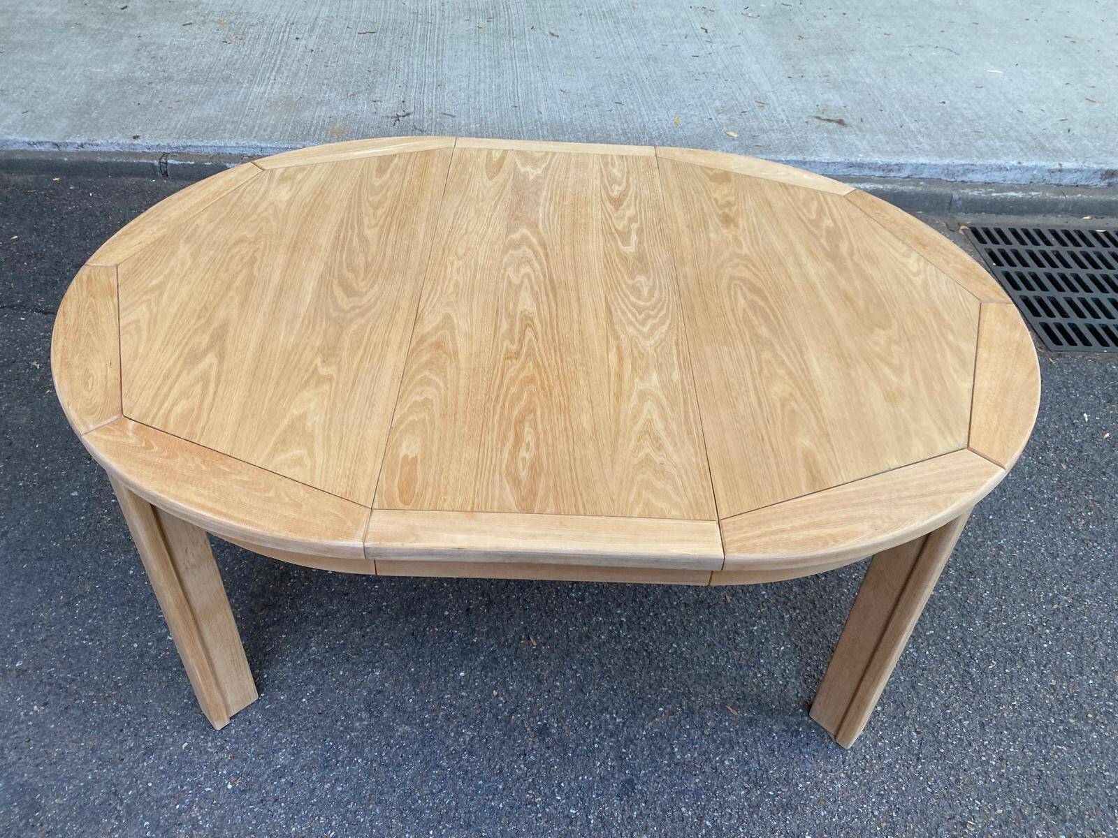 Table à manger scandinave ronde extensible décapée en chêne brut 1970