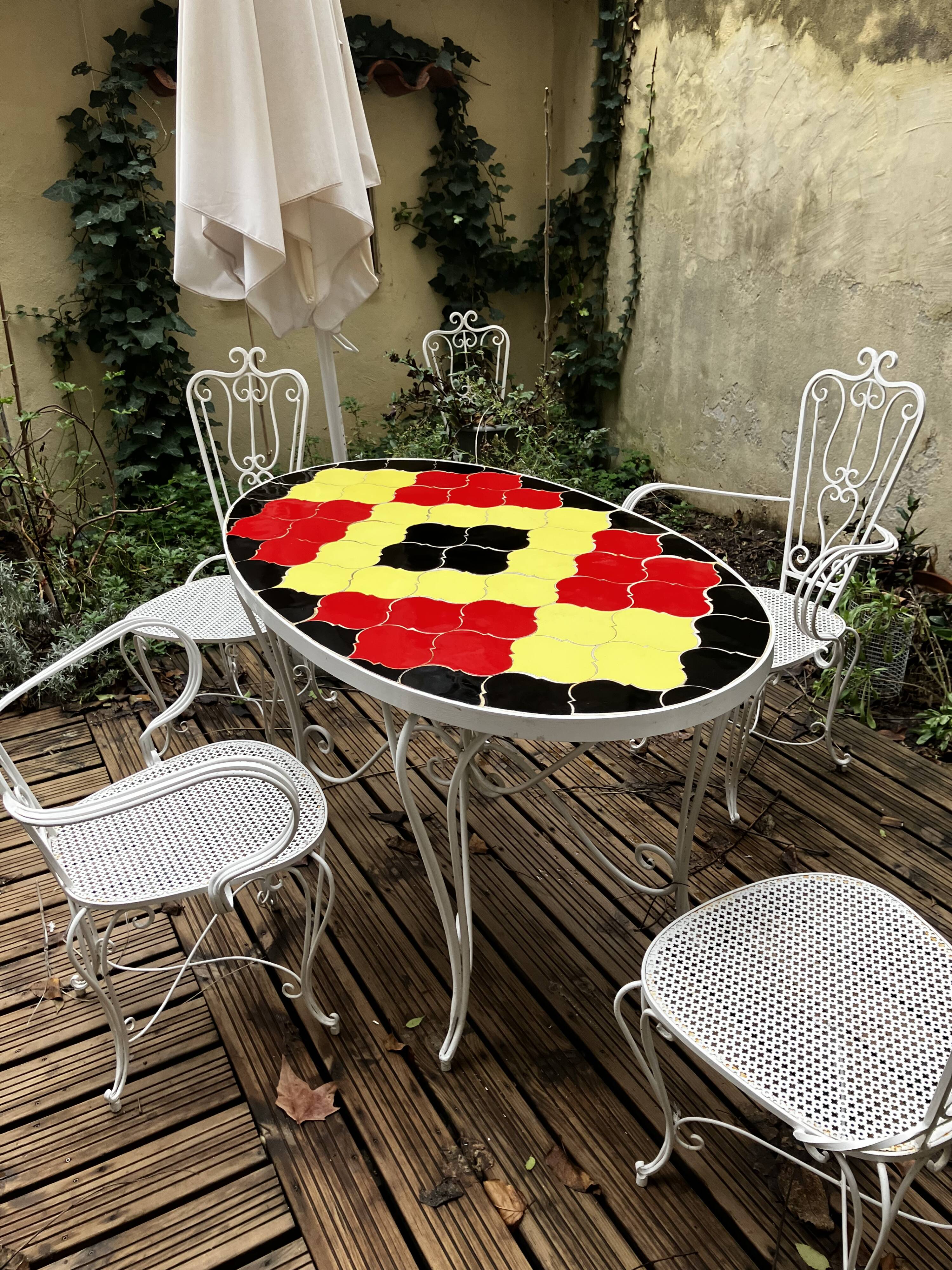 Tables et chaises jardin fer forgé blanc et mosaïque