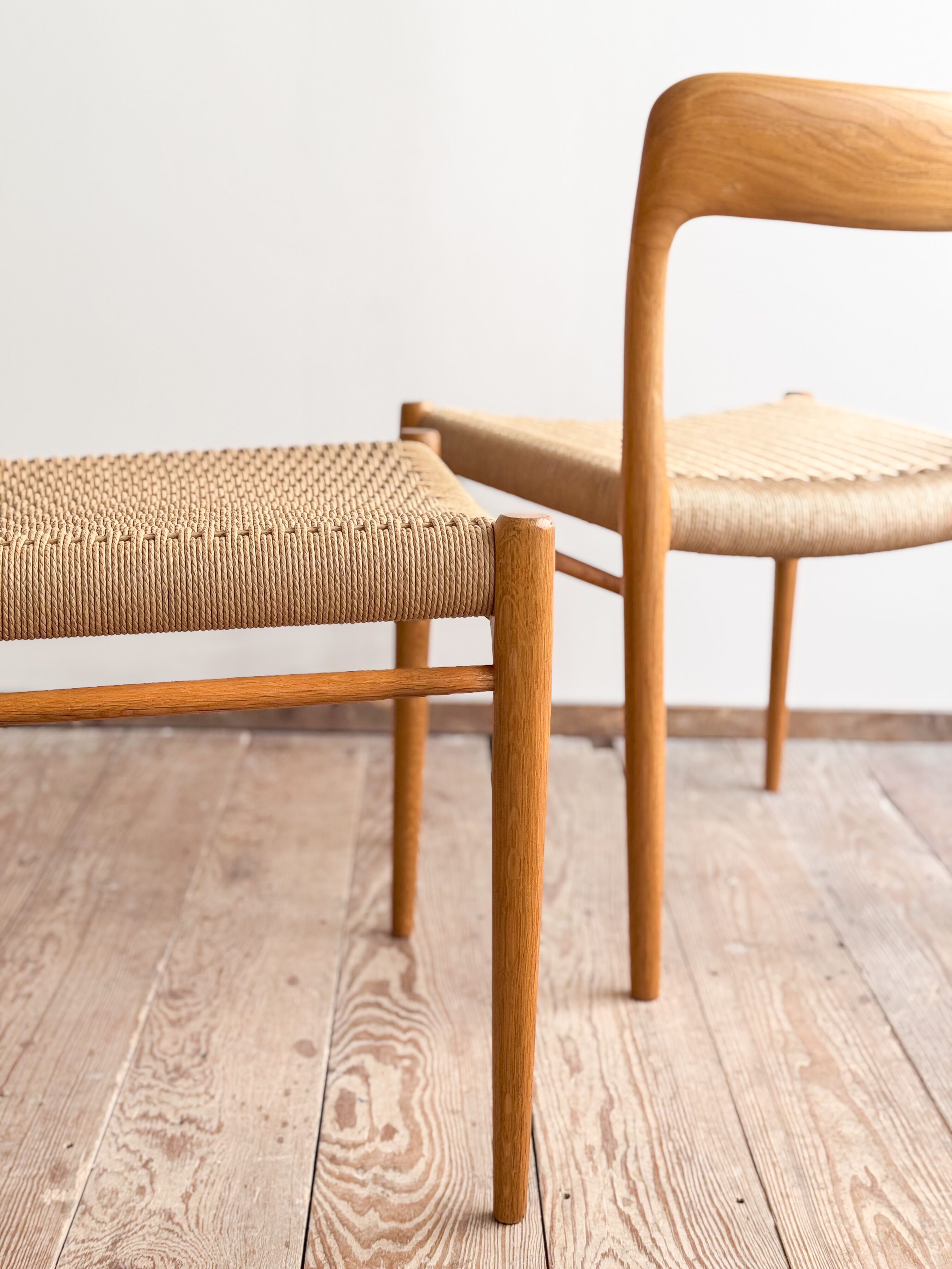 Paire de chaises de salle à manger modèle 75 par Niels O. Møller en chêne