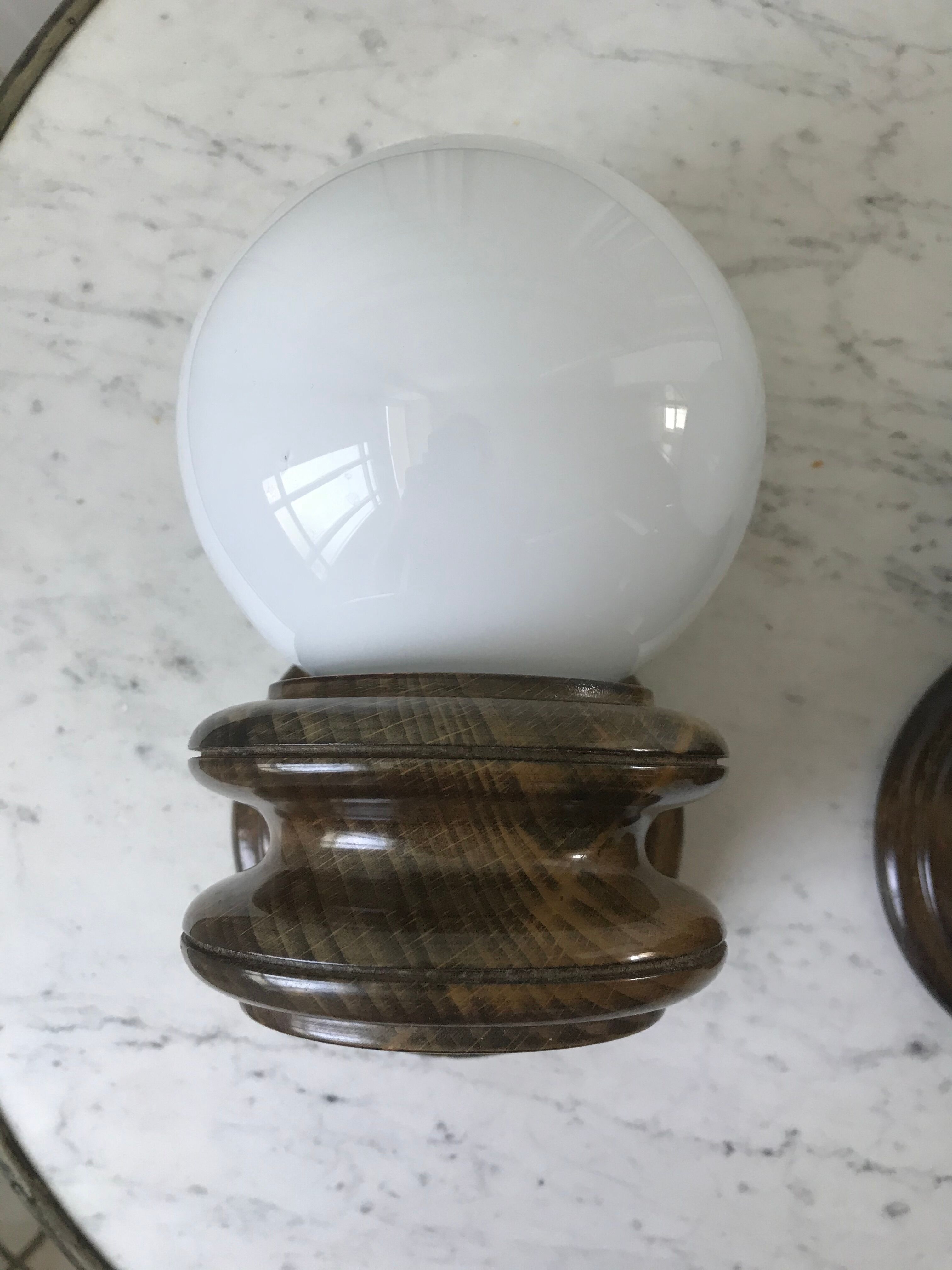 Paire d'appliques murales en opaline et bois vintage années 60