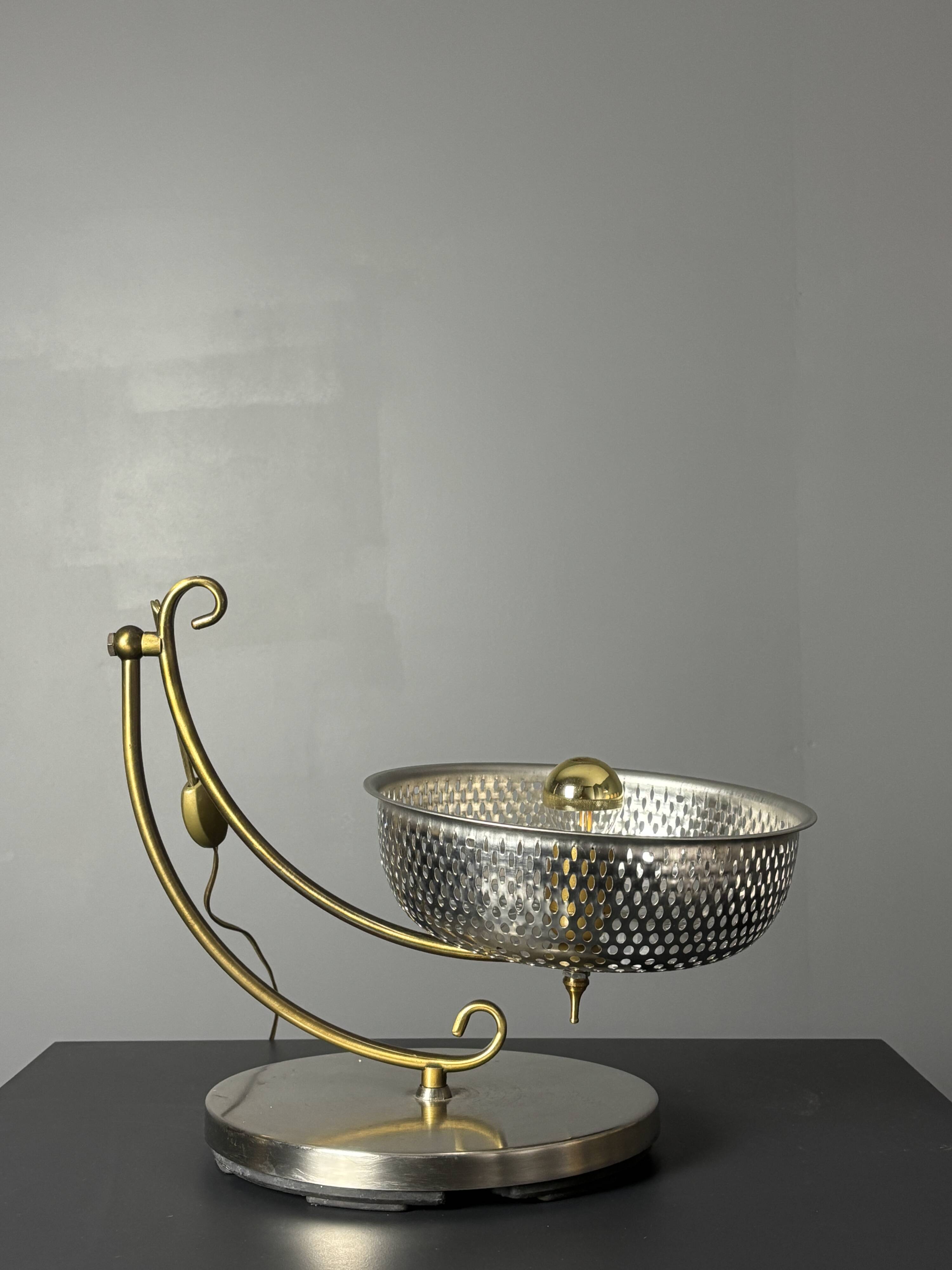 Lampe de table sculpturale ajustable des années 1960 avec abat-jour perforé.