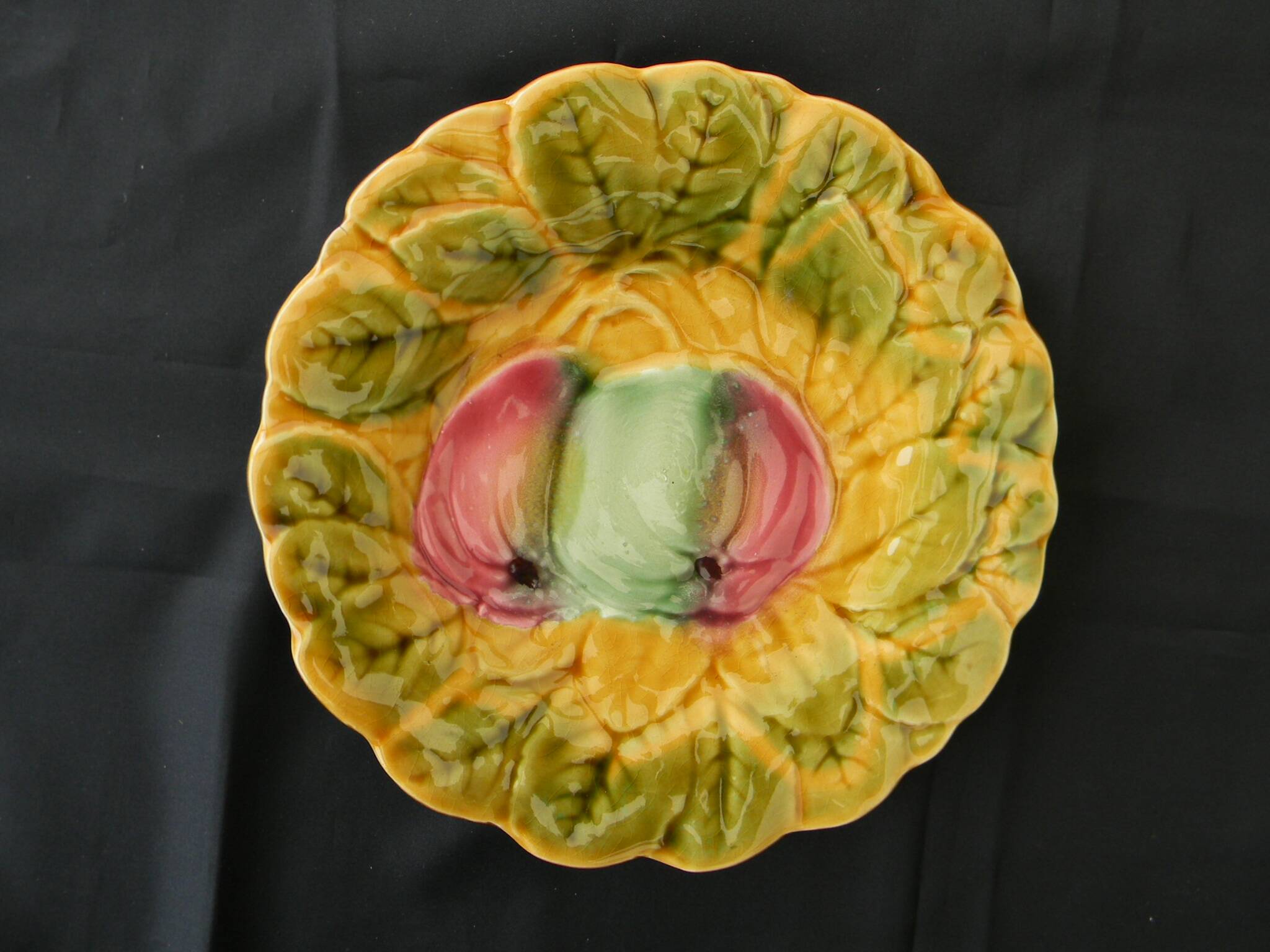 6 dessert plates in Sarreguemines barbotine. Fruit decoration.