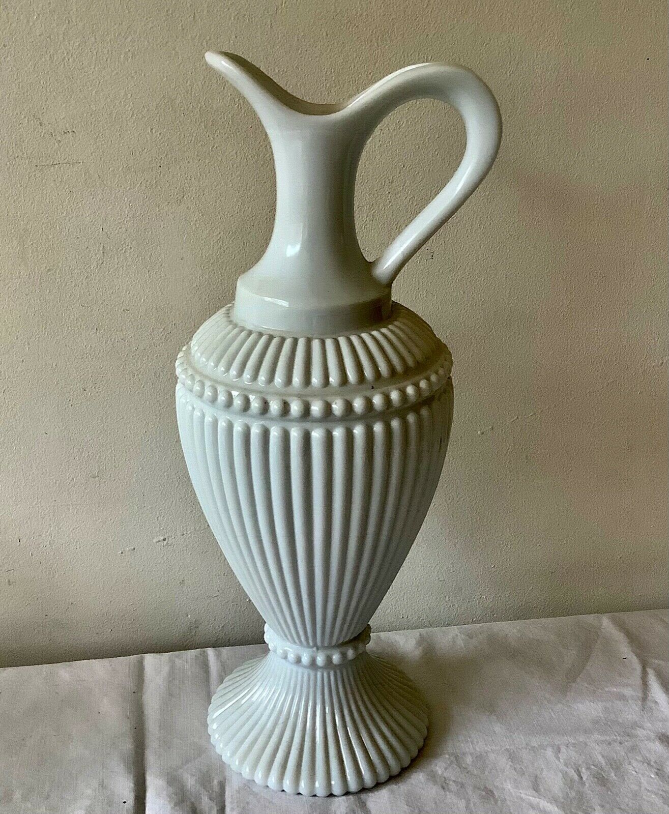 Carafe vase en opaline blanche