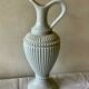 Carafe vase en opaline blanche