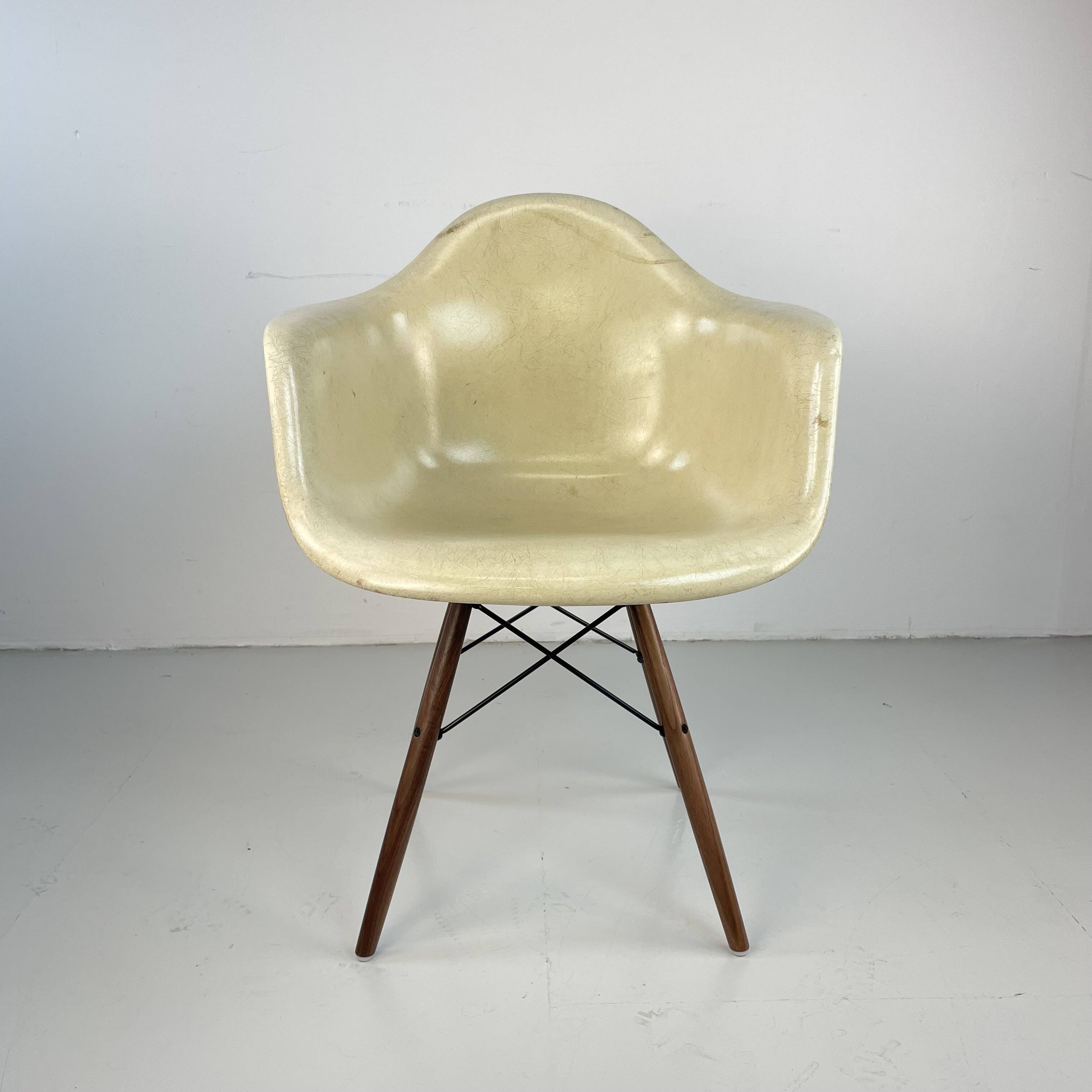 Chaise Eames Herman Miller DAW en fibre de verre parchemin / blanc