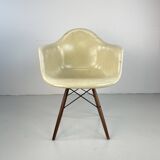 Eames Herman Miller DAW fibreglass chair in  parchment / white
