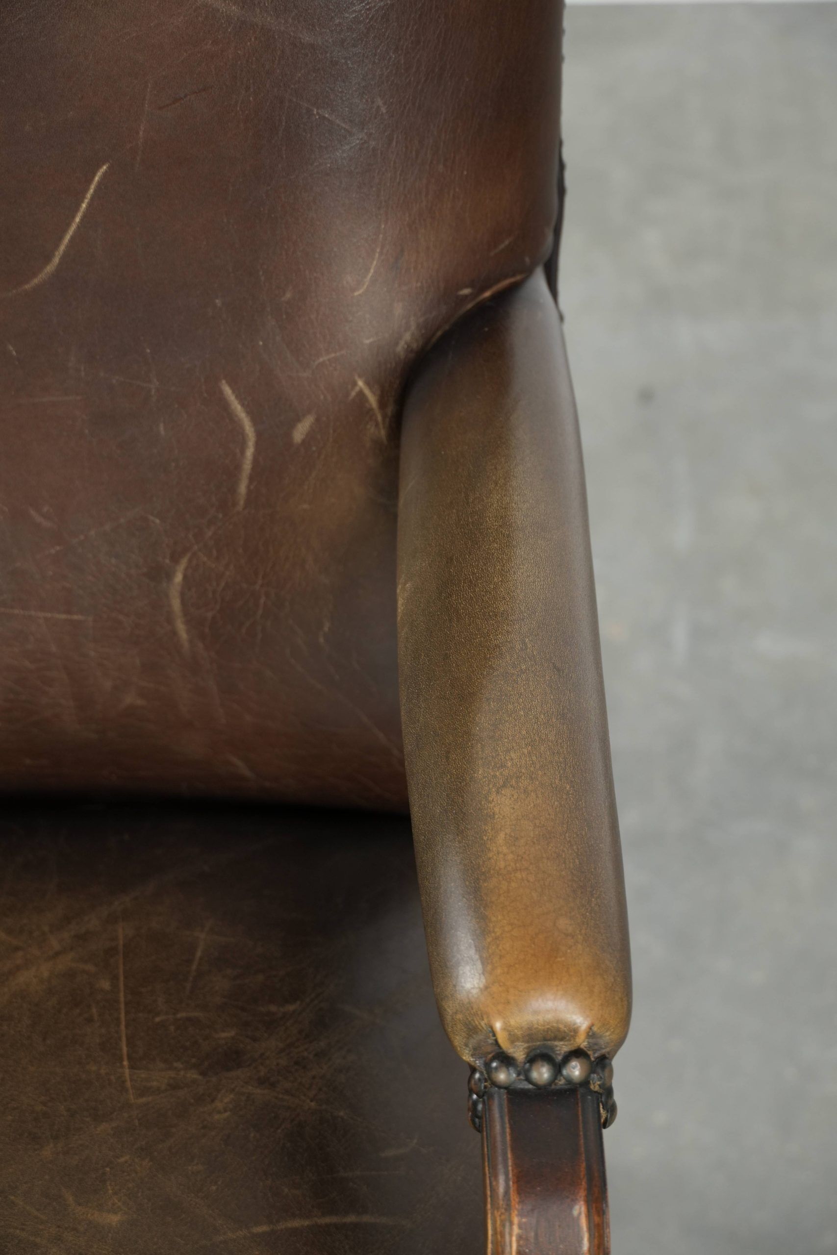 Chaise Gainsborough en cuir de vachette en bois avec une apparence époustouflante.