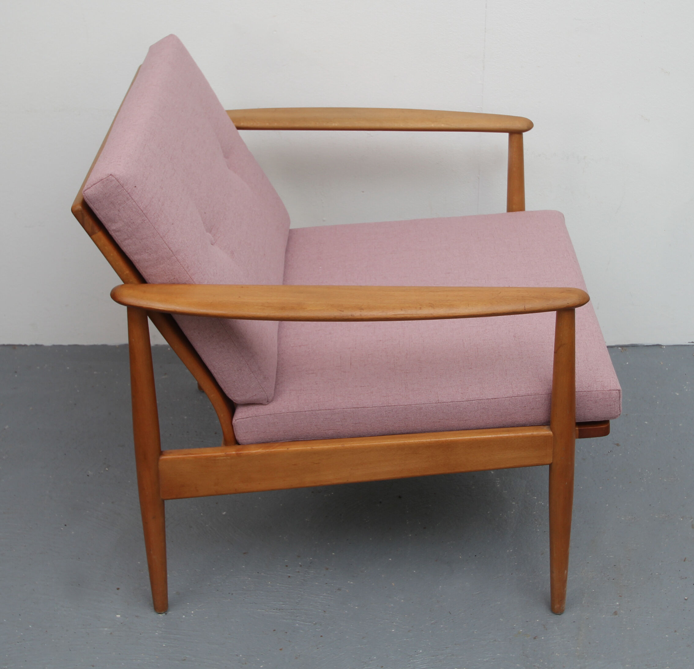 Scandinavian pink armchair in beech wood - 1960s