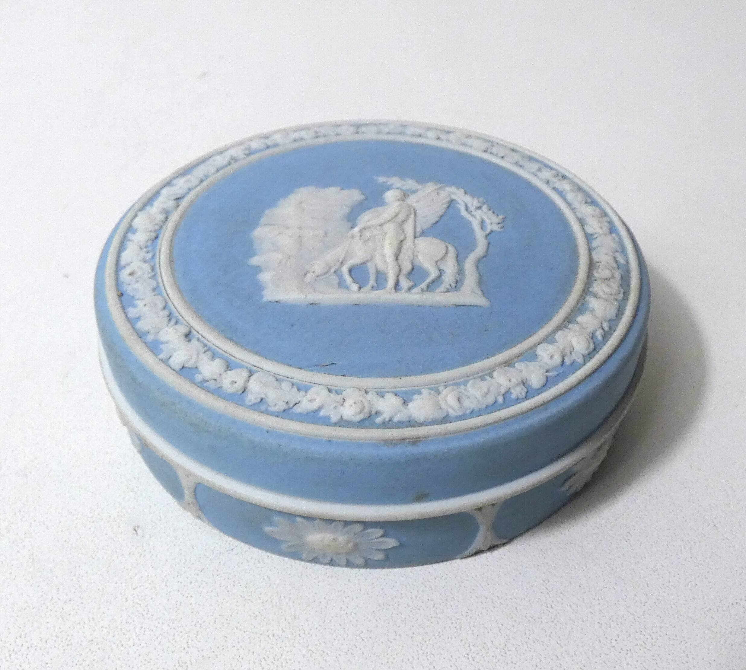 Bonbonnière Wedgwood jasperware en fleur de grès vintage