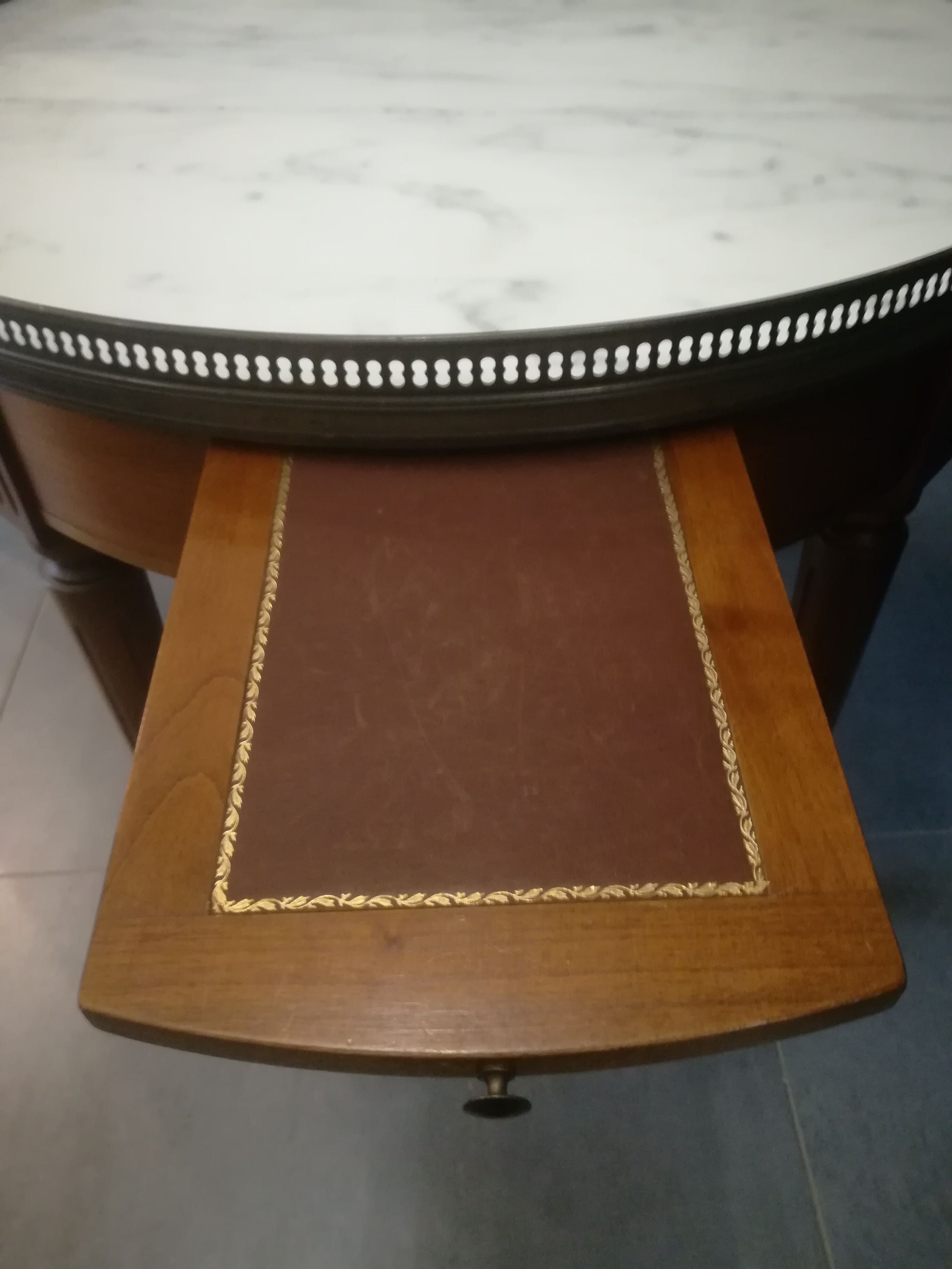 Coffee table hot water bottle in cherry and marble