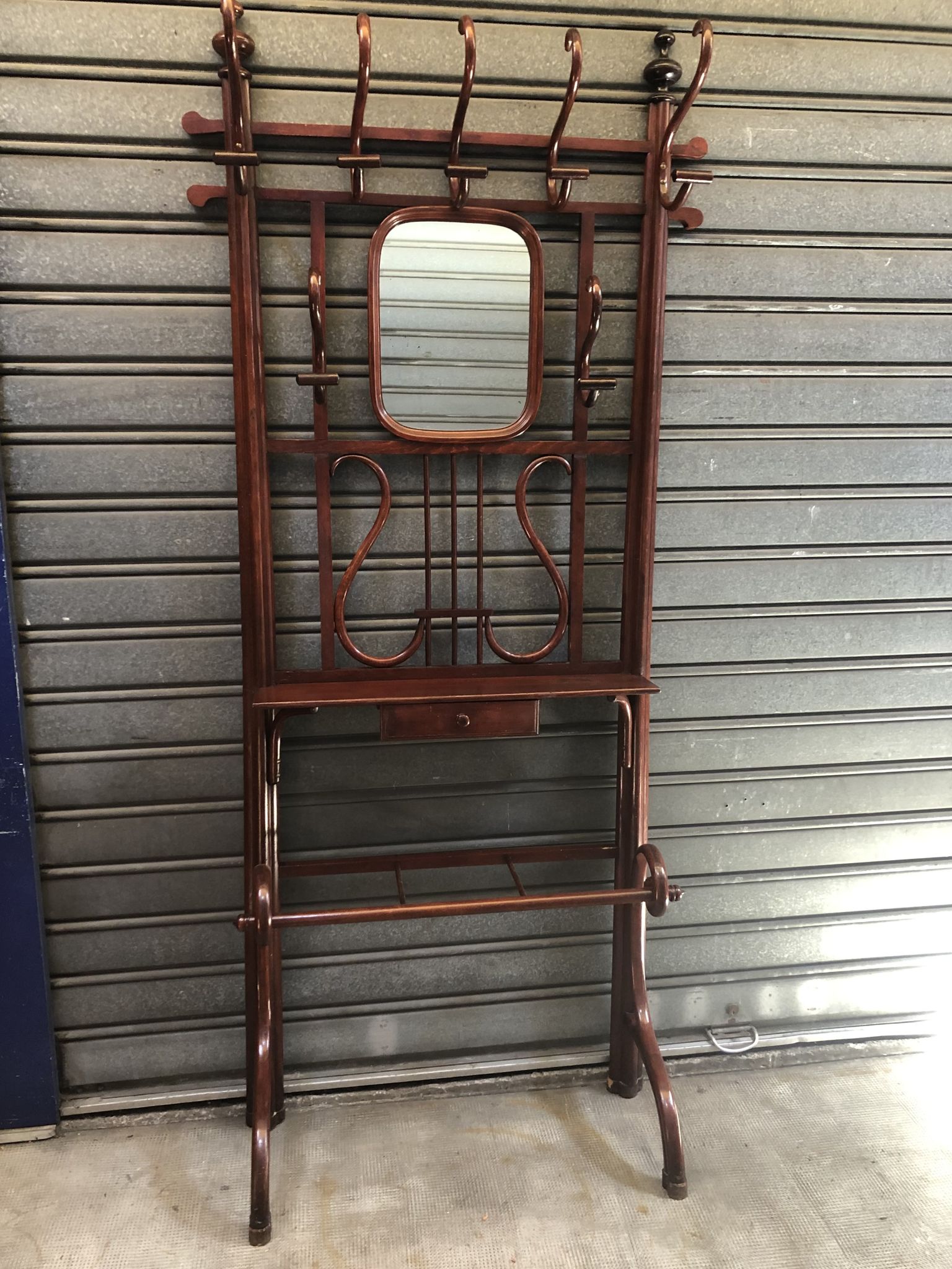 Wall coat rack in curved wood 1900 mahogany color