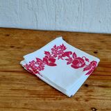 Set of 4 vintage white table napkins with pink flowers.