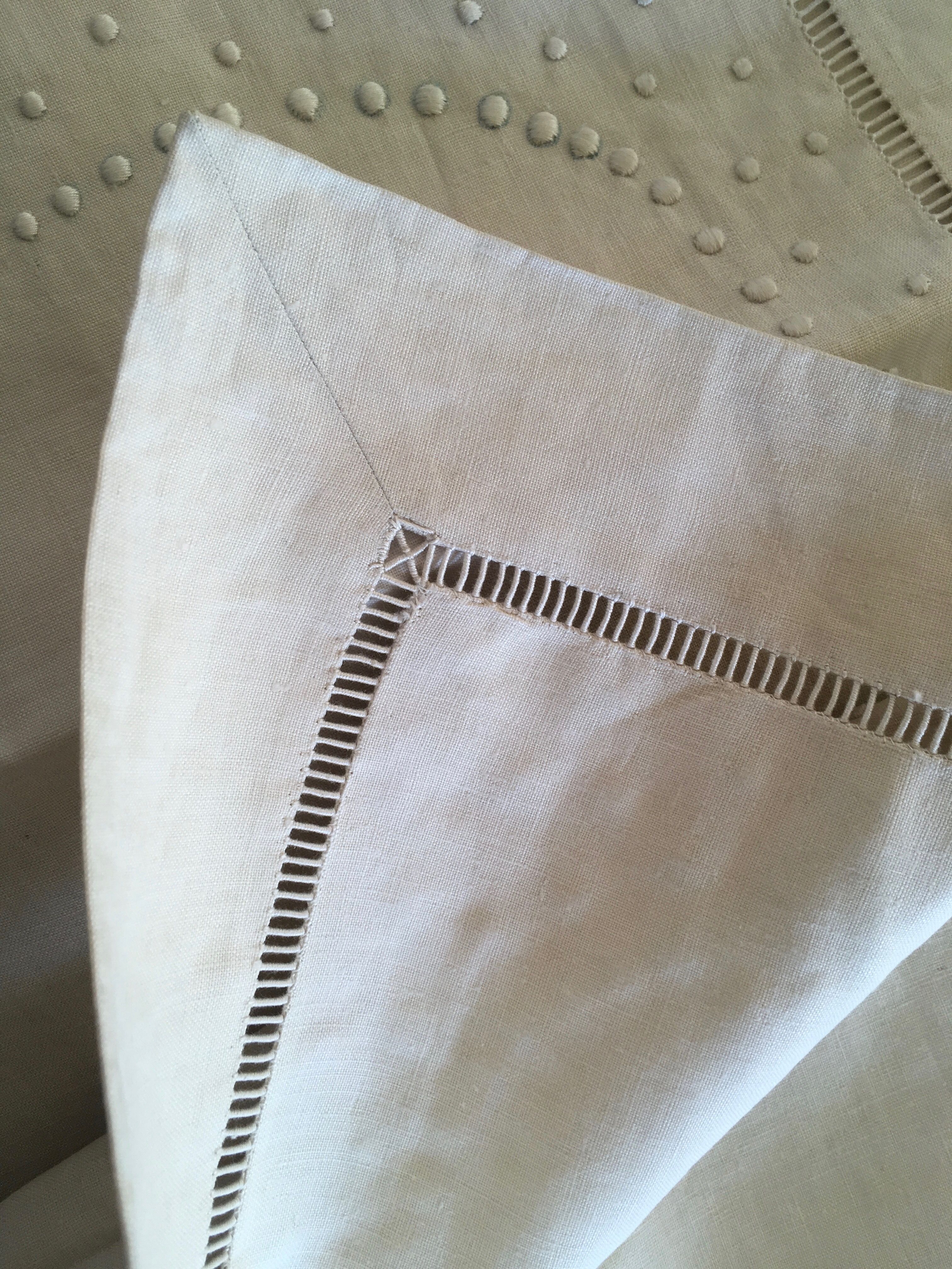 Drap et taies trousseau de réserve en fil de lin brodé de perles