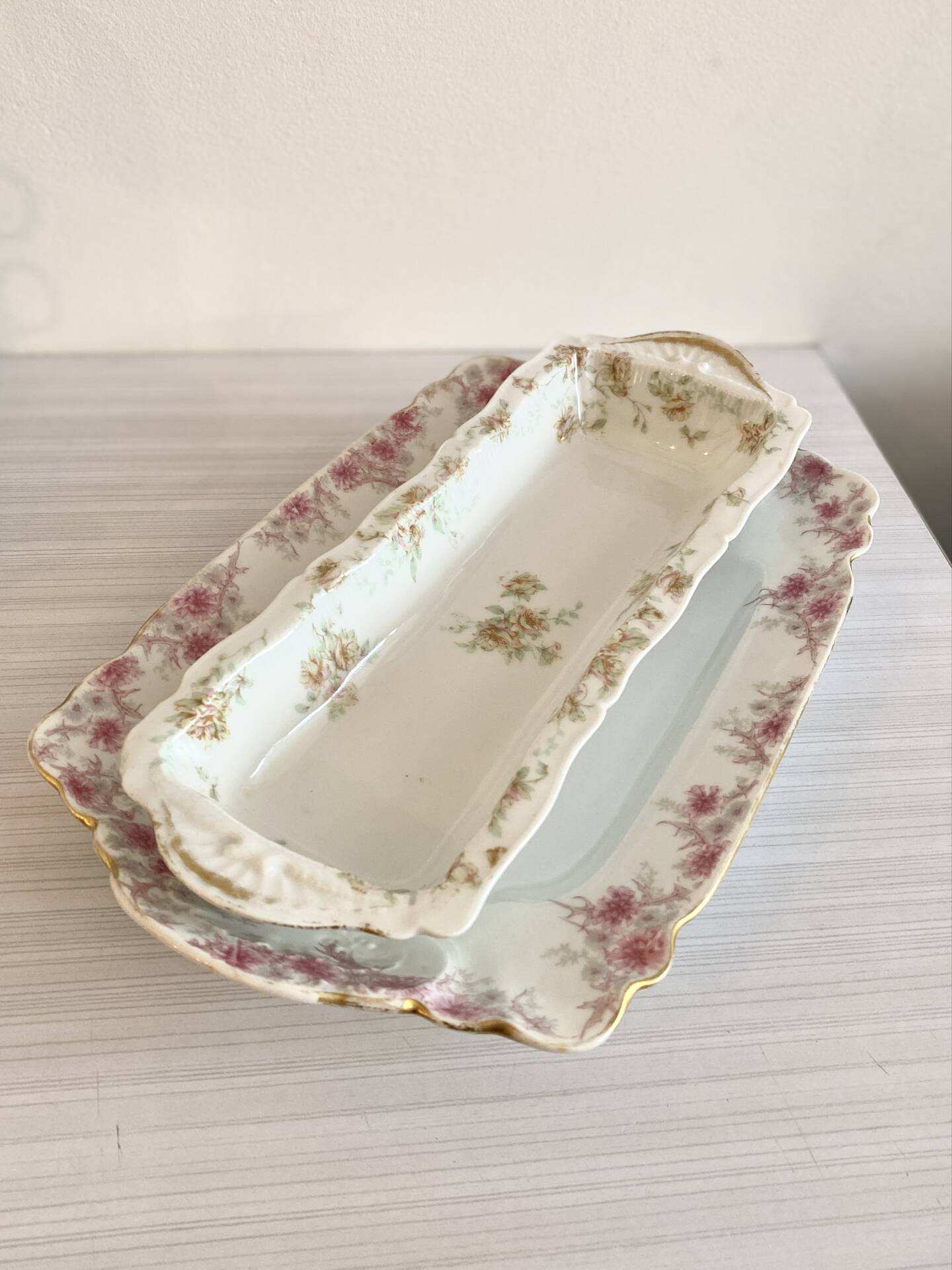 2 antique serving dishes made of Haviland porcelain from the late 19th to early 20th century.