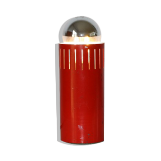 Lampe cylindrique rouge ajourée