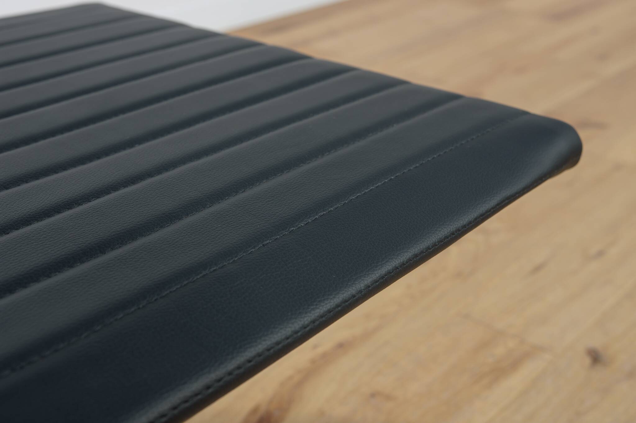 Eames Alu Group EA124 & EA125 Lounge Chair & Ottoman by Charles & Ray Eames for Vitra, 1980s.