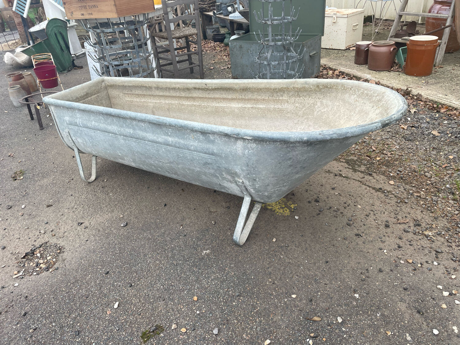 Zinc bathtub