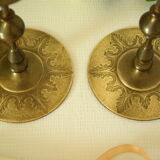 Paire de bougeoirs en laiton gravé vintage