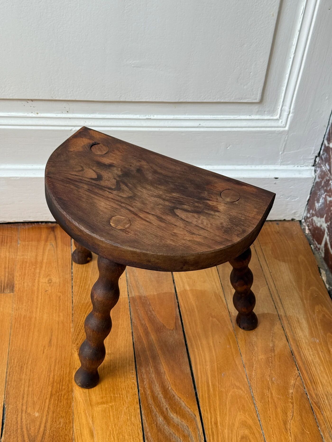 Tabouret tripode en bois tourné