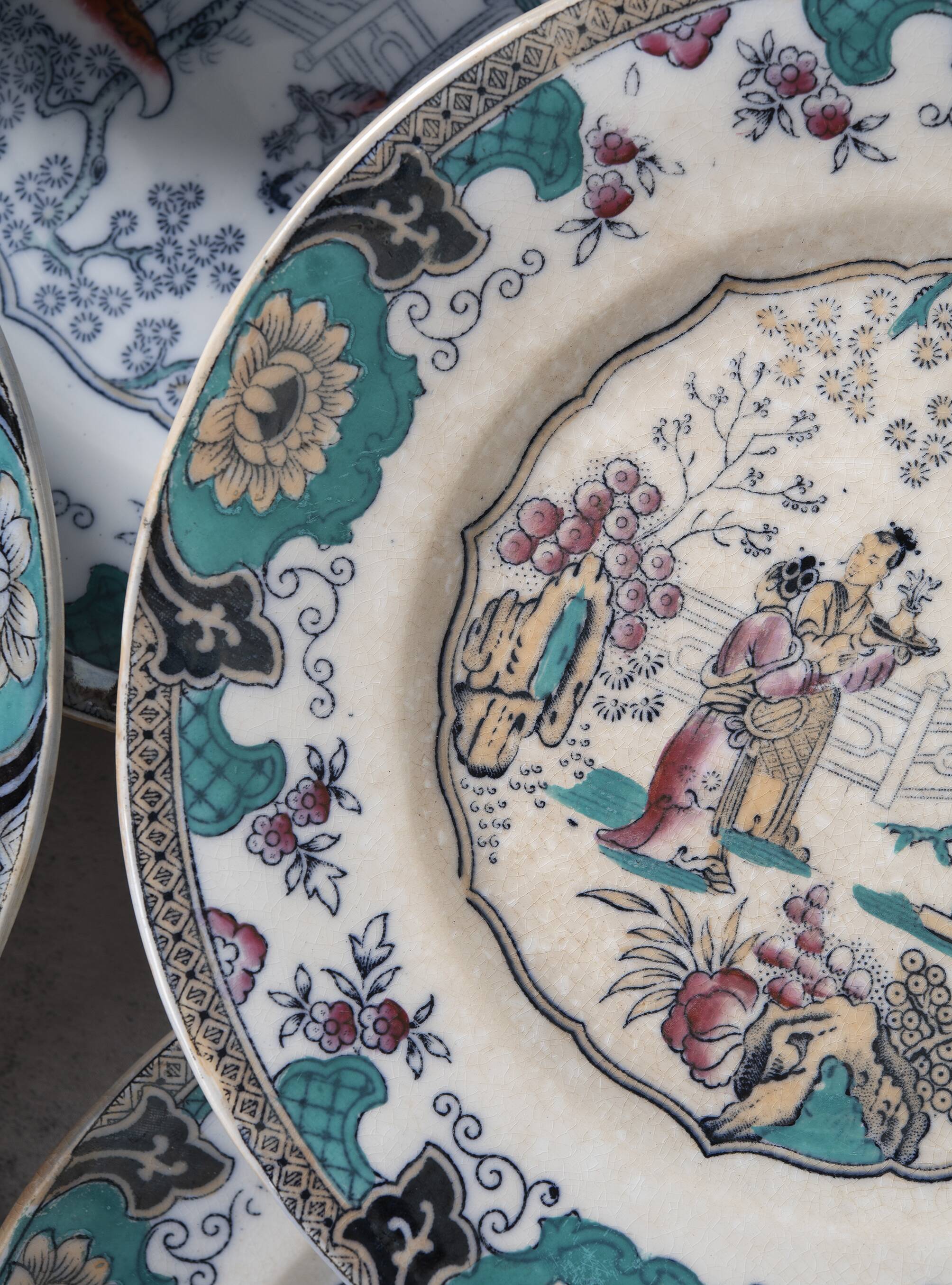 12 plates with large dish, Boch Frères Canton