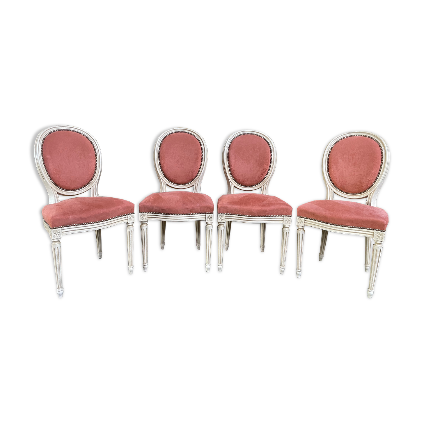 Suite de 4 chaises style Louis XVI médaillon