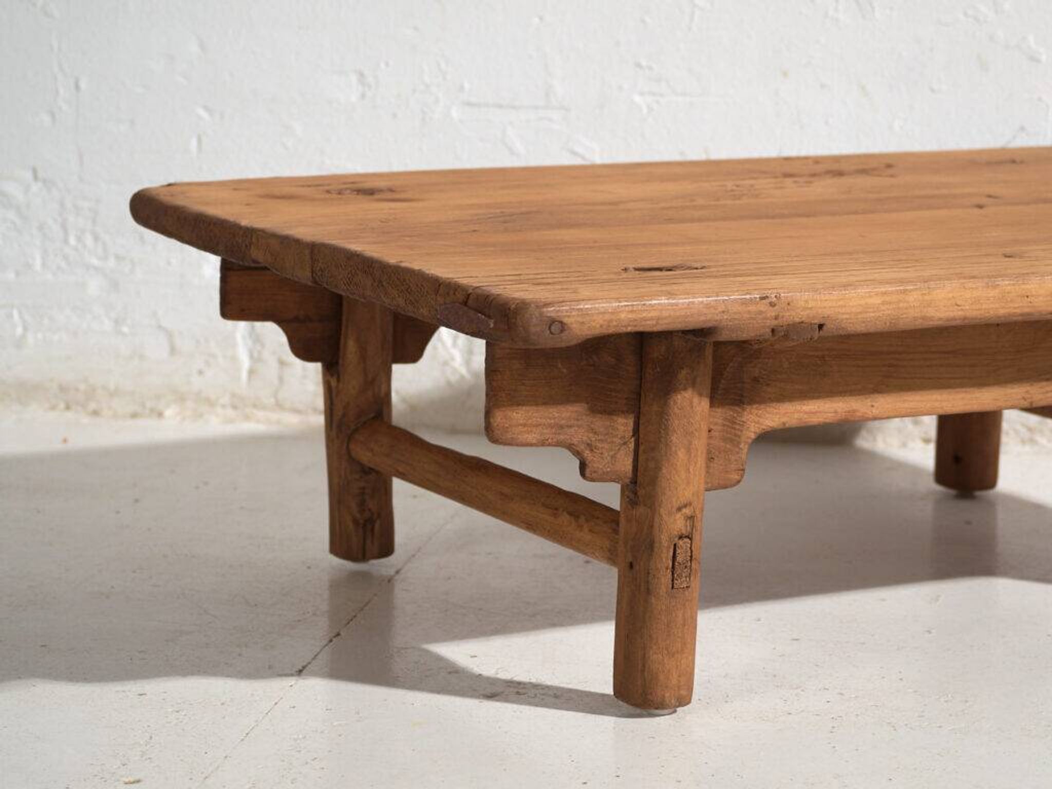 Table basse ancienne en bois de pin – Chine, circa 1930