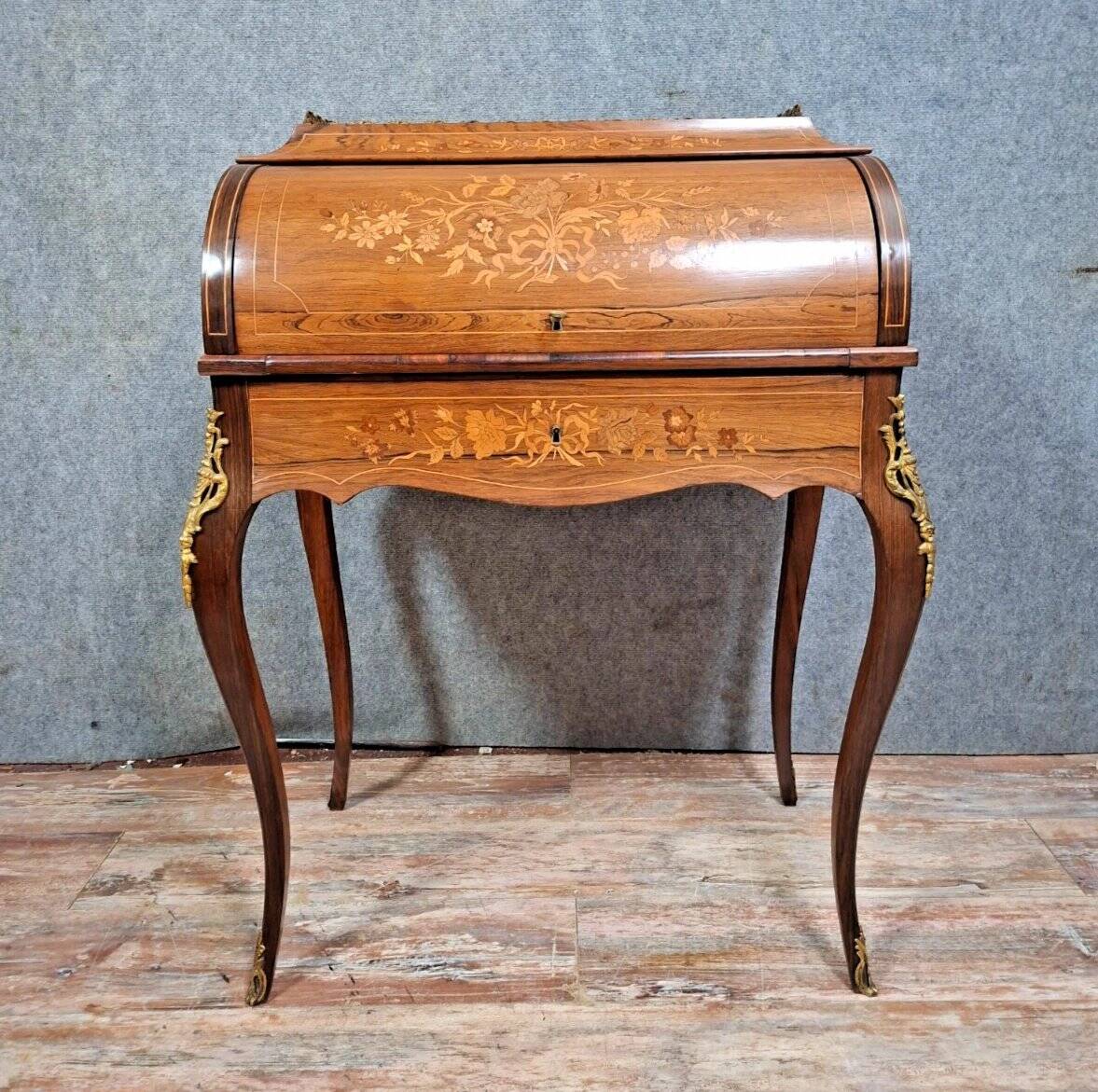 cylinder desk in Louis XV style, elegant and very decorative.