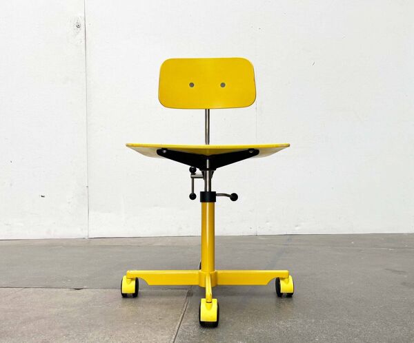 Chaise pivotante pour enfants danoise jaune de style mid-century moderne par Jørgen Rasmussen pour Kevi, années 1960.