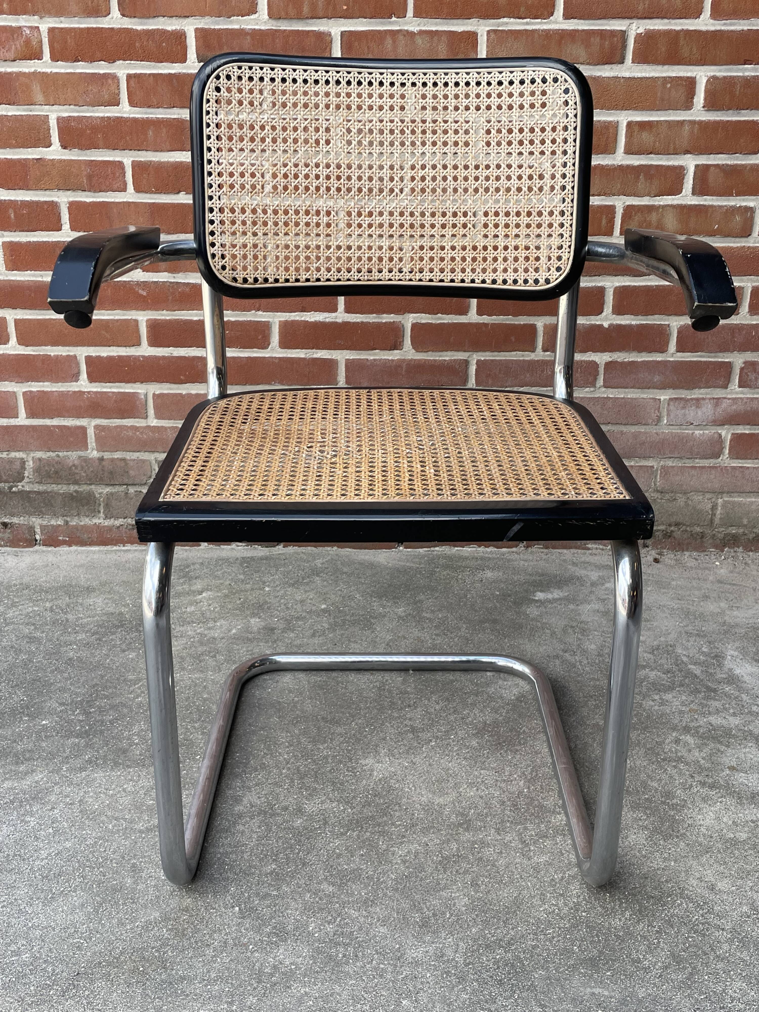 Chaise Cesca B64 avec accoudoirs by Marcel Breuer Design en noir