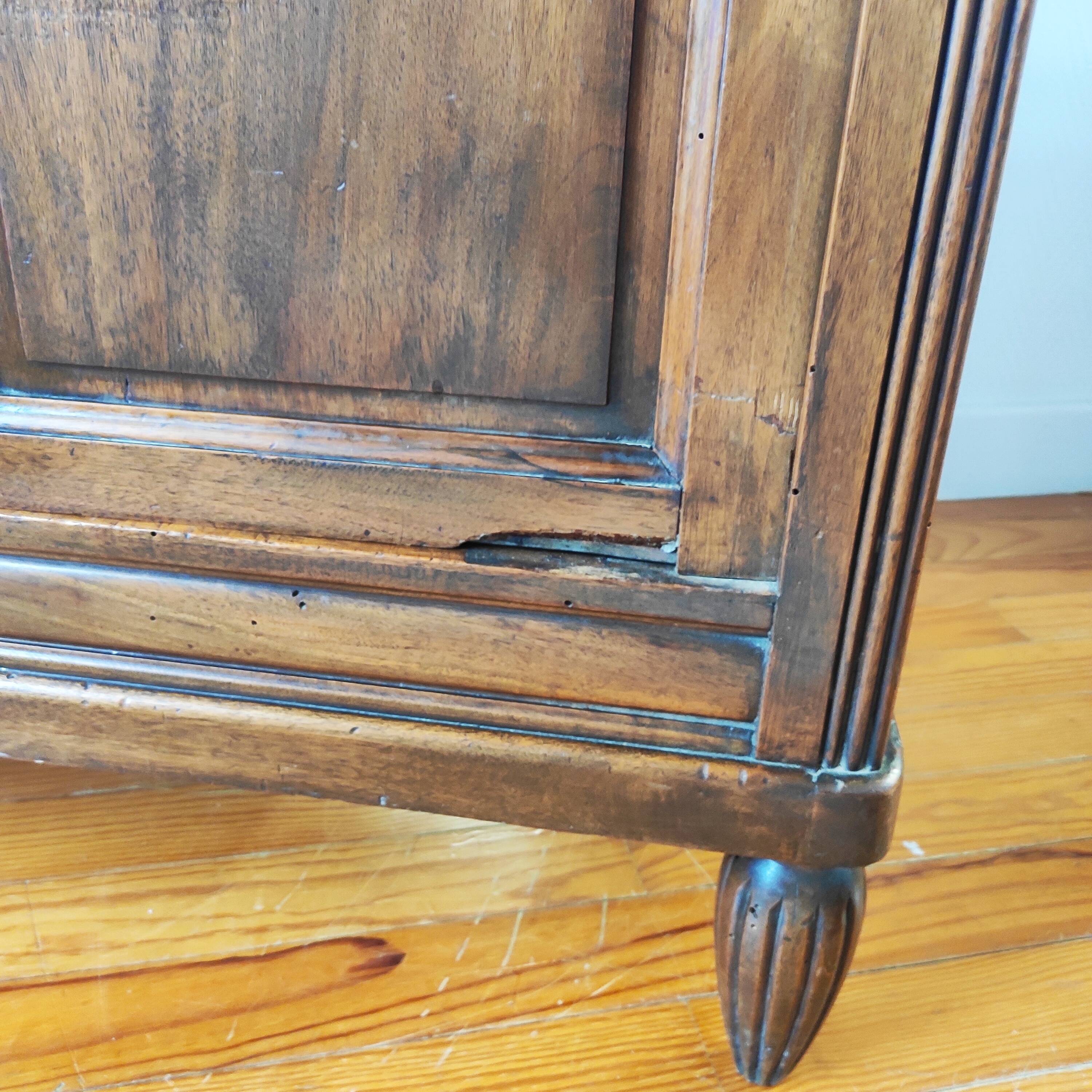 Parisian glass cabinet in solid walnut