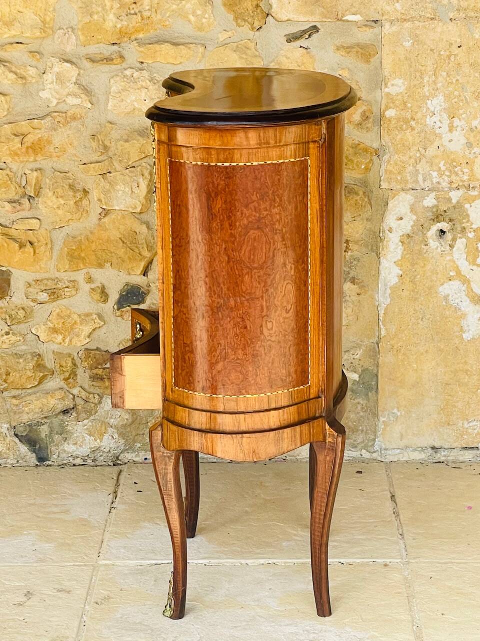 Commode style Louis XV en loupe d'orme et noyer