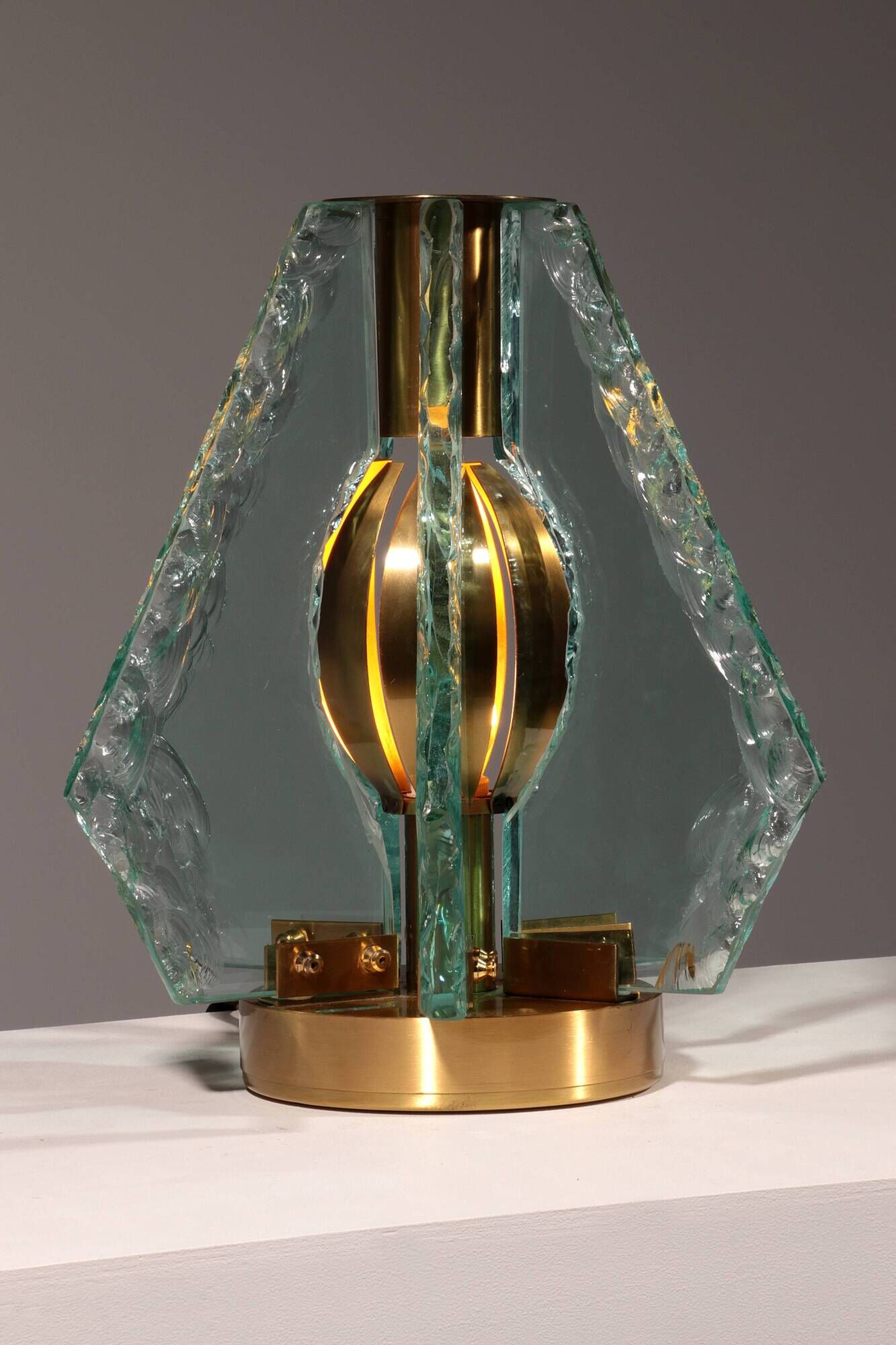 Lampe de table en verre ciselé et laiton par Gino Paroldo pour Dinodei, années 1960