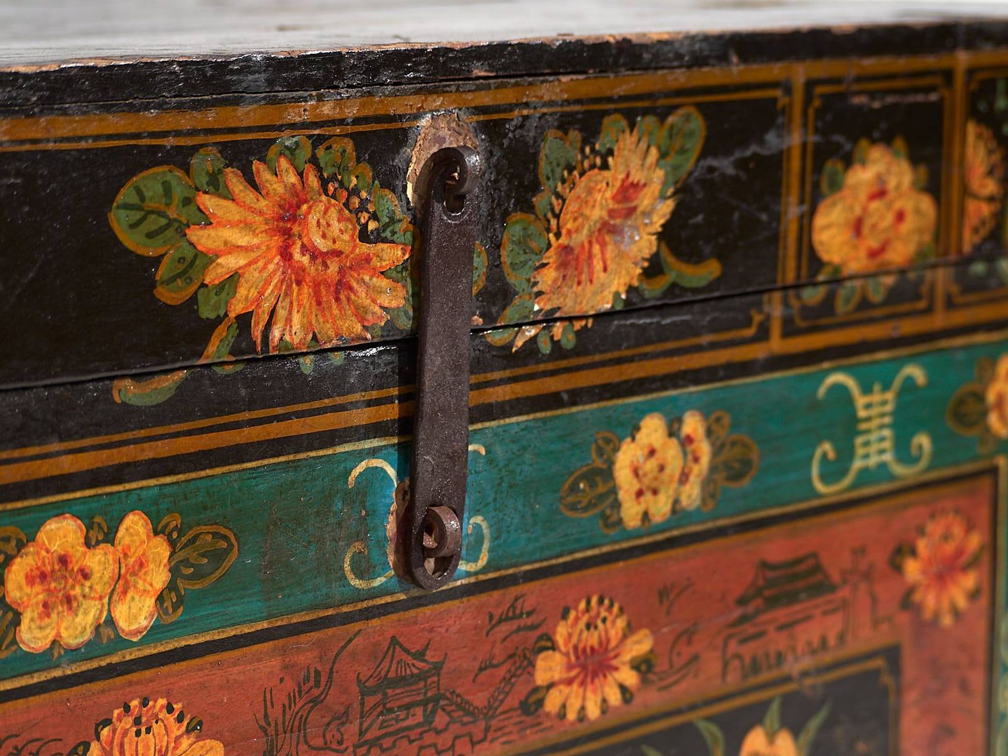 Malle chinoise ancienne de couleur foncée avec des motifs floraux (c.1900) #2