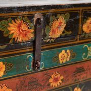 Malle chinoise ancienne de couleur foncée avec des motifs floraux (c.1900) #2