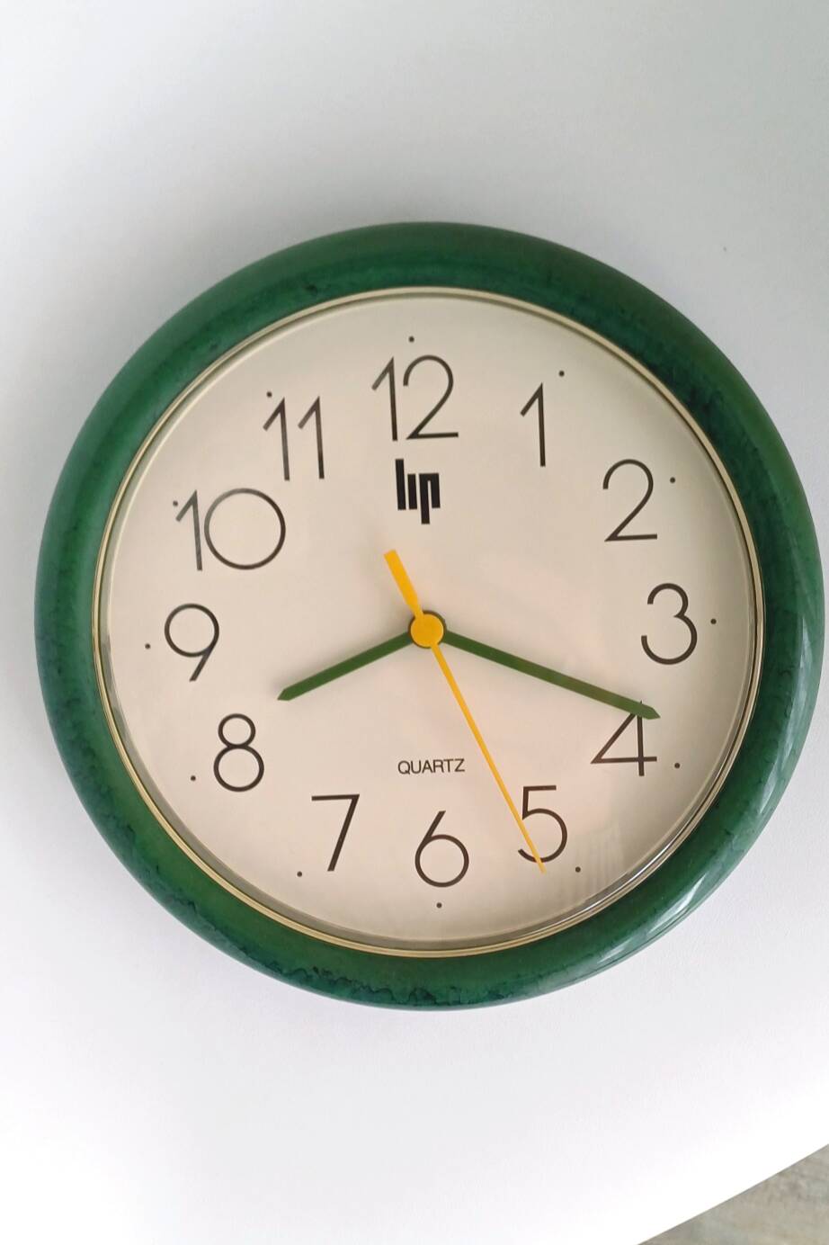 90s lip clock