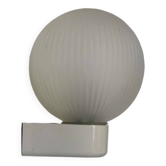 Vintage modernist wall light, white lacquered metal and sandblasted glass, France 1970
