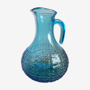 Carafe en verre moulé bleu