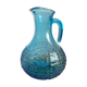 Carafe en verre moulé bleu