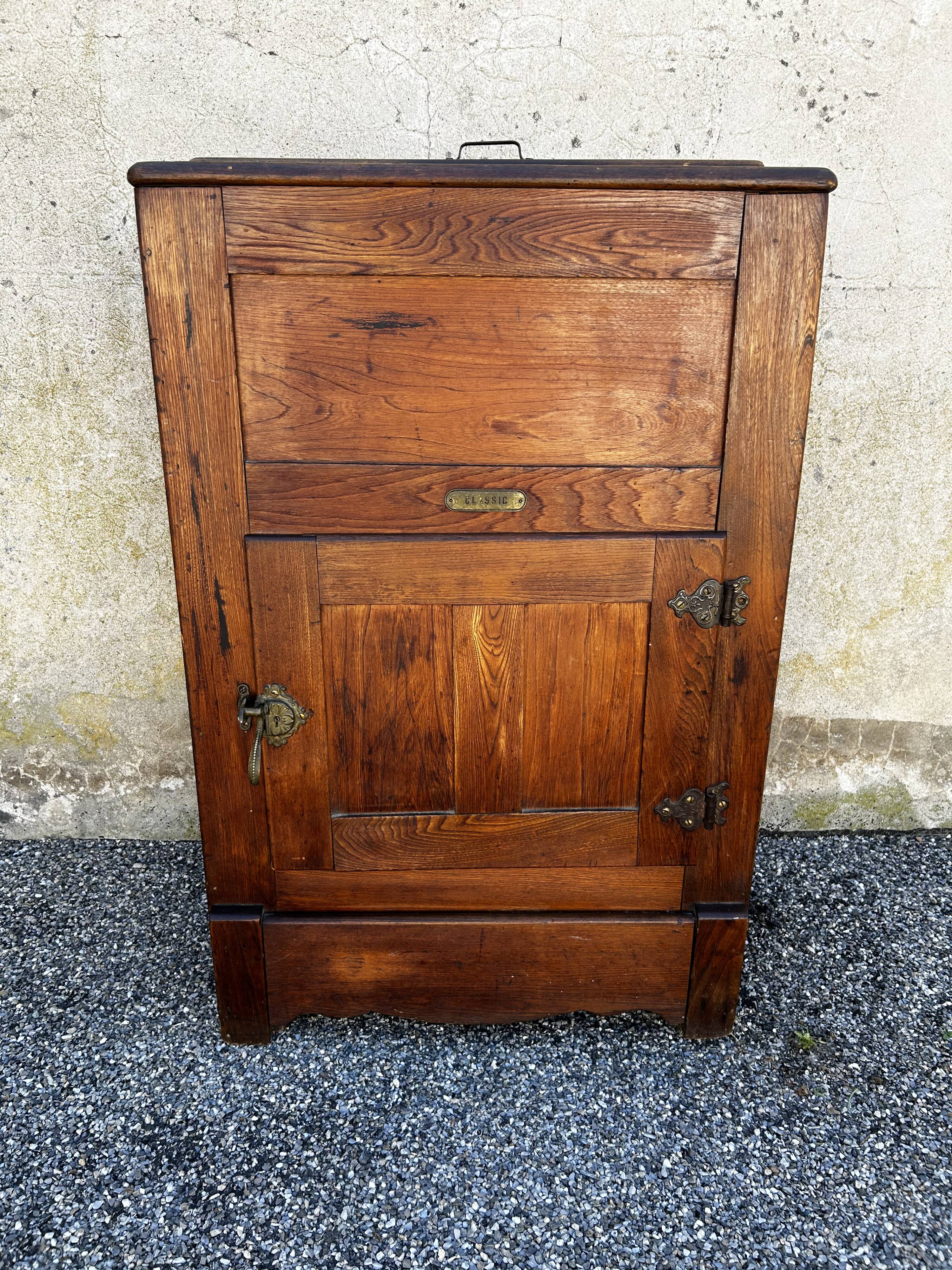 American icebox in oak and zinc – early 20th century