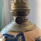 Ancienne lampe à pétrole décor oiseaux  bleu
