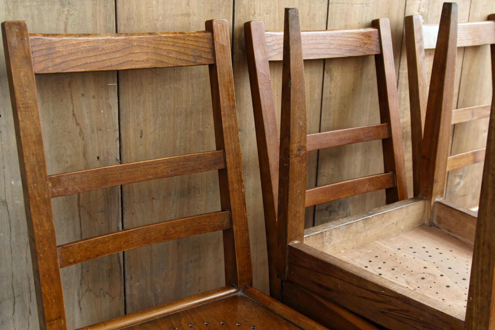 Lot de 4 chaises période Reconstruction bois massif